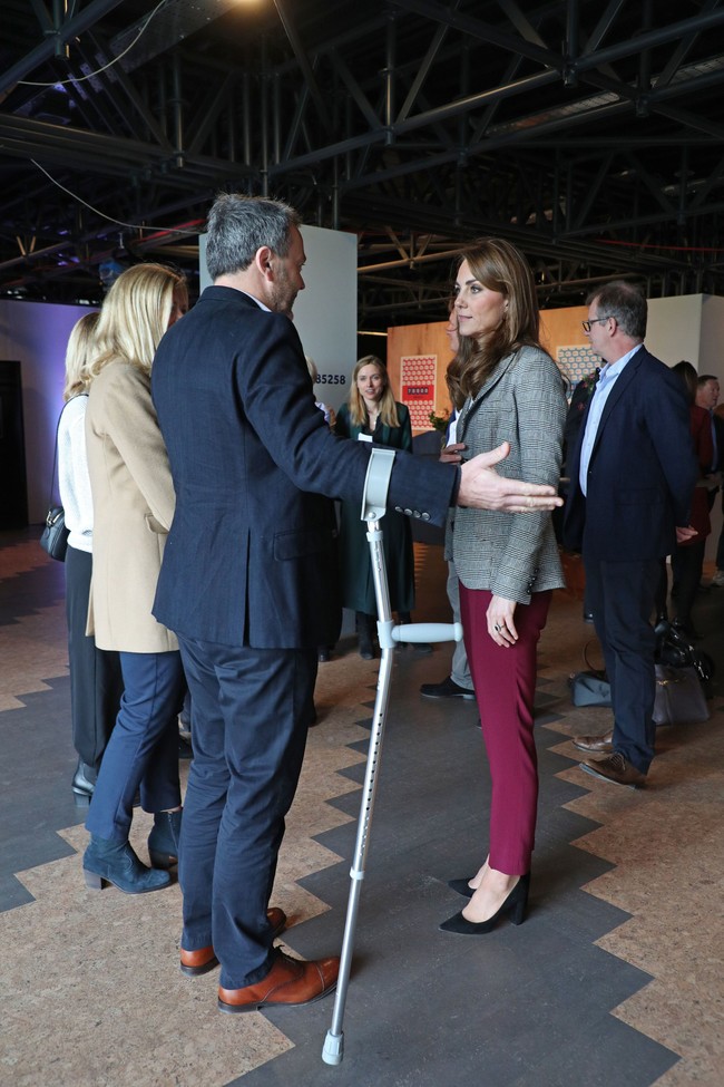 Kate Middleton muncul dalam balutan atasan putih yang dipadu dengan celana panjang formal berikut sabuk berwarna hitam. Namun, warna fuchsia pada celana tersebut memberi sentuhan playful sekaligus menjaga aura feminin dari ibu tiga anak ini. (Foto: Getty Images)