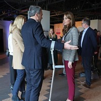 Kate Middleton muncul dalam balutan atasan putih yang dipadu dengan celana panjang formal berikut sabuk berwarna hitam. Namun, warna fuchsia pada celana tersebut memberi sentuhan playful sekaligus menjaga aura feminin dari ibu tiga anak ini. (Foto: Getty Images)