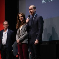 Bagi Anda yang sedang mencari inspirasi untuk busana kerja yang tak melibatkan rok, gaya sang Duchess of Cambridge yang satu ini boleh dilirik. (Foto: Getty Images)