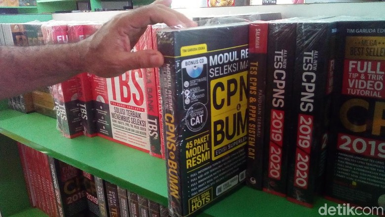 Buku Panduan Lolos CPNS Laris Manis Diburu Pembeli di Kudus Buku Panduan Lolos CPNS Laris Manis Diburu Pembeli di Kudus