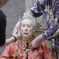 Nenek empat cucuk itu kini menghabiskan masa tuanya di panti jompo di Surrey, Inggris. Fotografer fashion yang biasa melakukan pemotretan untuk majalah Vogue James Muller bertemu dengan Lesley.  Foto: dok. Huntington House