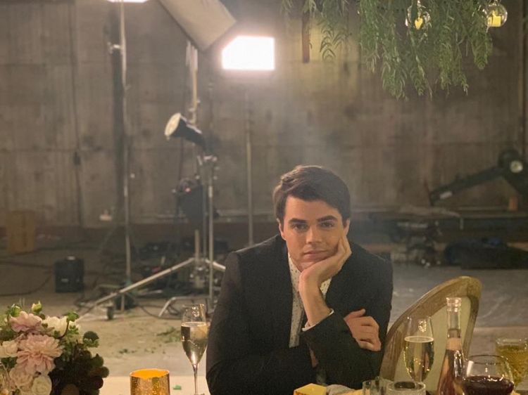 Kulinerannya Reid Ewing, Aktor yang Oplas Agar Mirip Brad Pitt