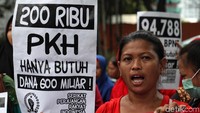 Massa juga membawa sejumlah poster tuntutan.
