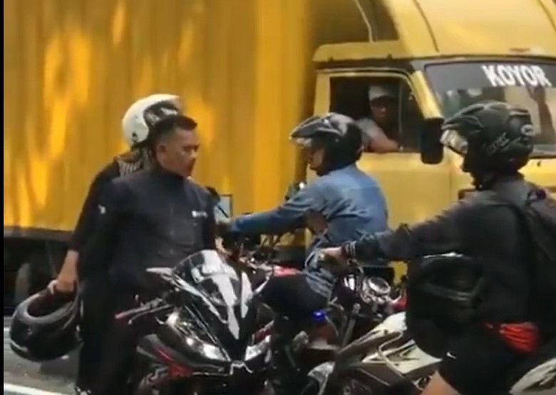 Bikers R15 melawan arus Foto: Screenshot Twitter Bikers R15 melawan arus Foto: Screenshot Twitter