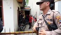 Aksi penggeledahan tersebut menarik perhatian warga sekitar yang berada di dekat rumah terduga pelaku. Antara Foto/Irsan Mulyadi