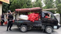 Mobil bak yang sedang mengangkut barang juga tak luput dari pemeriksaan polisi.