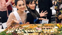 Momen yang satu ini adalah ketika Jolene Marie saat menikmati hidangan sushi dengan temannya yang juga kontestan Miss Internasional. Foto: Instagram @joleneemarie