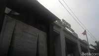 Menurut sejarah, Stasiun Tanjung Priok dahulunya dibangun tepat berada di atas dermaga Pelabuhan Tanjung Priok dan diresmikan pada 2 November 1885. Karena aktivitas di Stasiun Tanjung Priok sepanjang abad ke 19-20 terus meningkat, area pelabuhan pun diperluas dan stasiun pun digusur. (Syanti/detikcom)