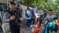 Polisi meminta pengunjung untuk menunjukan isi tasnya sebelum memasuki Polrestabes Bandung, Jawa Barat, Rabu (13/11/2019). Polrestabes Bandung memperketat pengamanan pascaledakan bom bunuh diri di mapolrestabes Medan pada Rabu(13/11/2019) pagi. ANTARA FOTO/Raisan Al Farisi.