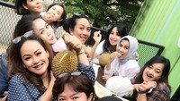Ngumpul semakin seru, dengan kehadiran buah durian, yang jadi menu utama dalam acara kumpul-kumpul Sarita bersama para kerabat dan teman-teman terdekatnya. Foto: Instagram @queen_saritaabdulmukti