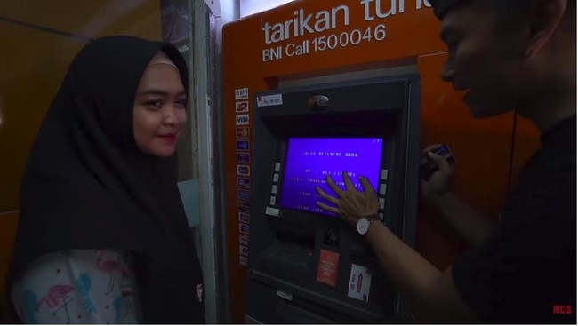 Bongkar Saldo ATM Artis Dicibir