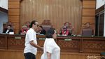 Hadapi Tuntutan, Nunung Terus Gandeng Suami