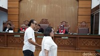 Dari persidangan, Nunung dan suami dituntut satu setengah tahun penjara. Pool/Palevi S/detikFoto.