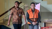 Taswin Nur keluar gedung KPK usai diperiksa terkait kasus suap antar-BUMN.