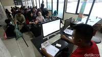 Terlihat antrean warga saat menunggu pembuatan SKCK di Polres Jakarta Selatan, Rabu (13/11/2019).