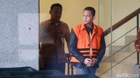 Taswin Nur keluar dengan memakai rompi tahanan KPK. Tangannya juga diborgol.