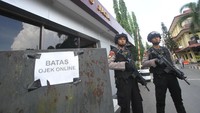 Petugas kepolisian Polda Kalsel bersenjata lengkap berjaga di depan pintu masuk Mapolda Kalsel di Banjarmasin, Kalimantan Selatan, Rabu (13/11/2019). Pascabom bunuh diri di Polrestabes Medan penjagaan di Mapolda Kalsel dan Polsek di Kota Banjarmasin diperketat. ANTARA FOTO/Bayu Pratama S.