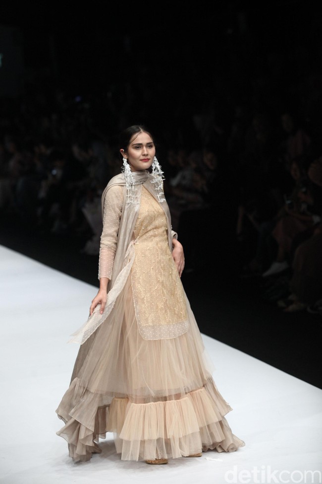 Fashion show Barli Asmara terinspirasi oleh wanita aktif yang dinamis di kota besar Asia Selatan. Yang ditampilkan di panggung Jakarta Fashion Week 2020, Senayan City, Jakarta. Sabtu [26/10/2019]. Foto: Rifkianto Nugroho/detikcom