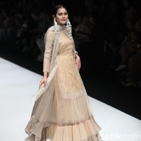 Fashion show Barli Asmara terinspirasi oleh wanita aktif yang dinamis di kota besar Asia Selatan. Yang ditampilkan di panggung Jakarta Fashion Week 2020, Senayan City, Jakarta. Sabtu [26/10/2019]. Foto: Rifkianto Nugroho/detikcom