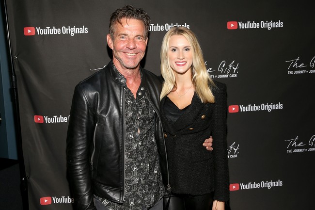Dennis Quaid memboyong serta pujaan hatinya, Laura Savoie, ke sebuah acara yang diadakan YouTube di Nashville, Tennessee, AS, Minggu (10/11/2019). Mereka baru saja bertunangan akhir Oktober lalu. (Foto: Getty Images)