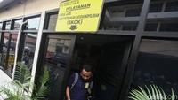 Meski begitu, penjagaan ketat juga dilakukan di Polres Jakarta Selatan.