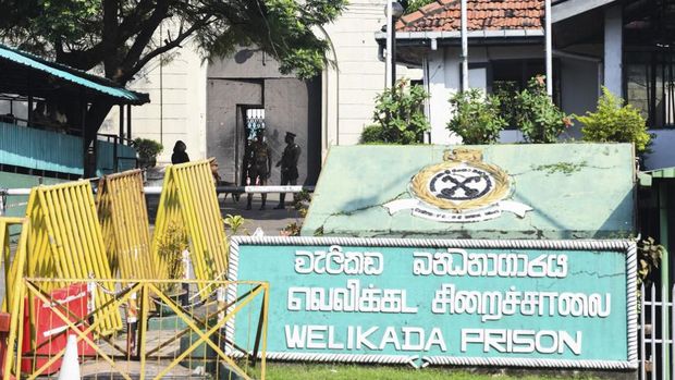 Petugas keamanan siaga di Penjara Welikada yang tengah dilanda aksi protes ratusan narapidana