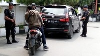 Tidak hanya mobil, pengendara motor yang akan menuju rumah sakit juga diperiksa polisi.