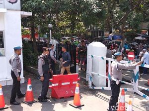 Cegah Bomber, Polisi Bersenjata Geledah Warga di Mapolrestabes Bandung