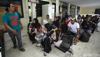 Walaupun bom bunuh diri meledak di Polrestabes Medan, Polres Jakarta Selatan tetap melayani warga.