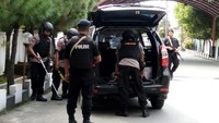 Polisi dan penjinak bom memeriksa mobil yang akan memasuki RS Bhayangkara Medan.