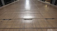 Penampakan lantai kayu di jembatan penyeberangan orang (JPO) Sudirman yang rusak akibat dilintasi skuter listrik.