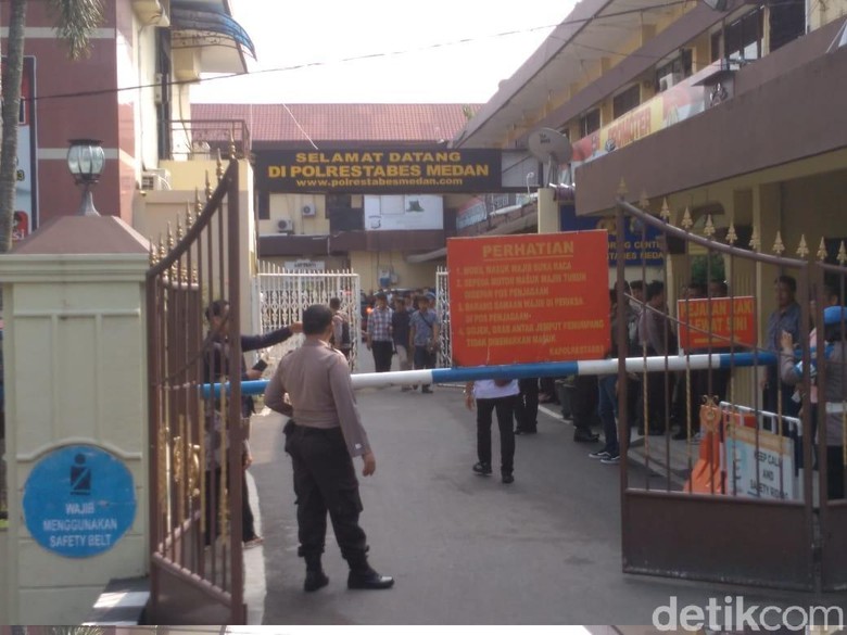 Bom Bunuh Diri di Polrestabes Medan, Polisi Olah TKP Bom Bunuh Diri di Polrestabes Medan, Polisi Olah TKP