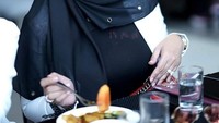 Selain mengunggah foto kebersamannya dengan Vicky, pelantun lagu Bertahan Karena Cinta ini sering juga mengunggah foto-fotonya saat kuliner bersama putri-putrinya hingga teman-teman terdekat. Foto: Instagram @queen_saritaabdulmukti