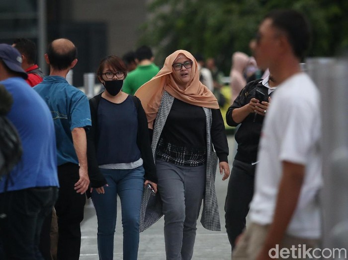 JPO Sudirman sempat viral karena tidak memiliki atap. Kini, JPO tersebut sekan menjadi wisata alternatif.