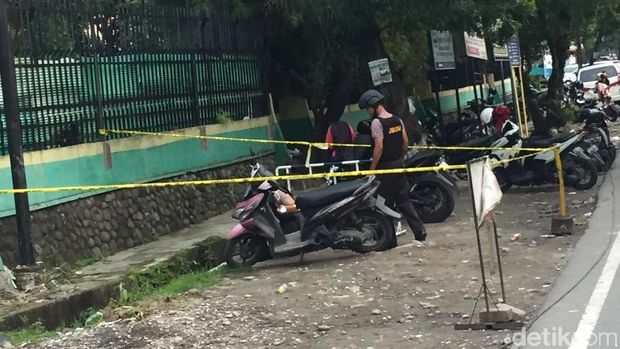 Polisi memeriksa motor pelaku bom bunuh diri di Mapolrestabes Medan
