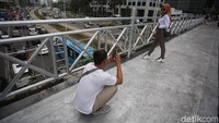 Ragam pose dilakukan di lokasi JPO.