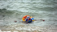 Saat berenang maupun bermain air di Pantai Ketam, para pengunjung tak khawatir kelaparan saat berwisata ke kawasan tersebut. Pasalnya berbagai jajanan tersedia di kawasan sekitar pantai tersebut.
