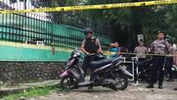 Tim penjinak bom (jibom) Brimob Polda Sumut memeriksa motor tersebut.