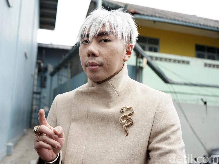 Roy Kiyoshi Dihina Muka Nggak Simetris hingga Logo Arsenal