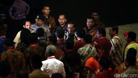 Jokowi menyalani para kepala daerah.
