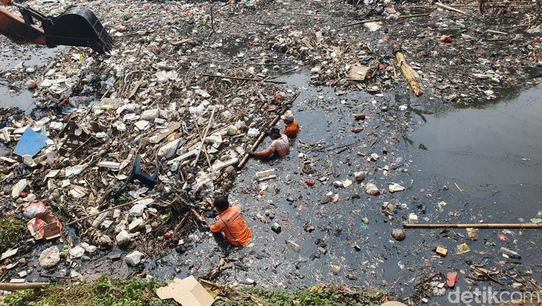 Pemkab Bekasi Bersih-bersih Kali Jambe, Ratusan Ton Sampah Diangkut Pemkab Bekasi Bersih-bersih Kali Jambe, Ratusan Ton Sampah Diangkut