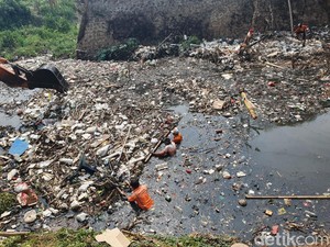 Pemkab Bekasi Bersih-bersih Kali Jambe, Ratusan Ton Sampah Diangkut