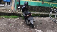 Motor matic bernomor polisi BK 6848 CH milik terduga pelaku bom bunuh diri itu terparkir sekitar 20 meter dari pintu masuk Polrestabes Medan.