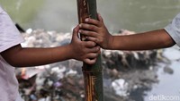 Menurut Yusmada, Pemprov DKI Jakarta sebenarnya tidak ingin memangkas anggaran pembebasan lahan untuk kebutuhan normalisasi sungai. Namun, Pemprov DKI juga tak memiliki sisa anggaran untuk membebaskan lahan itu karena tidak cairnya dana bagi hasil dari pemerintah pusat sebesar Rp 6,39 triliun sebagai salah satu pendapatan DKI.