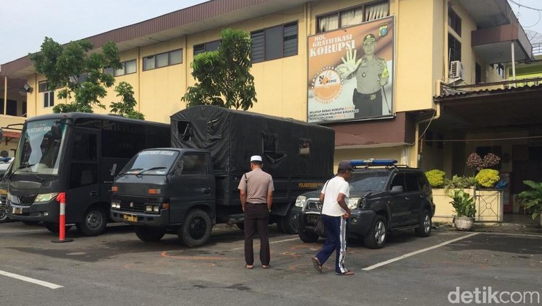 Polisi Geledah Rumah di Belawan Terkait Bom Bunuh Diri di Medan Polisi Geledah Rumah di Belawan Terkait Bom Bunuh Diri di Medan