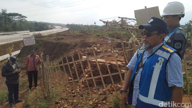 Situs Sekaran di tengah proyek Tol Pandaan-Malang/