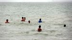 Asyiknya Bermain Air di Pantai Ketam Karimun Besar