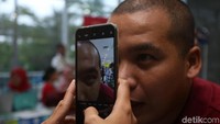 Ada pula aplikasi digital yang memungkinkan masyarakat dapat melakukan pemeriksaan kesehatan melalui telepon genggam.