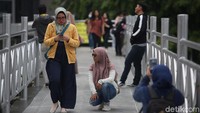 Jadi wisata alternatif, JPO kini penuh sesak dengan beberapa warga yang asyik foto.