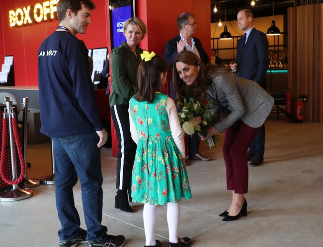 Sebagai sentuhan akhir, heels suede berwarna hitam menjadi andalan. Sepatu pilihan Kate kali ini hadir dengan chunky heels yang mempertegas pernyataan gaya Kate. (Foto: Getty Images)